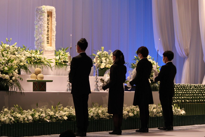 学生代表　献灯・献花