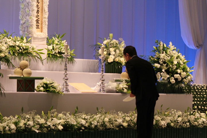 学生代表　献灯・献花