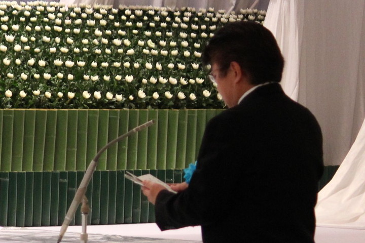 学生代表　献灯・献花