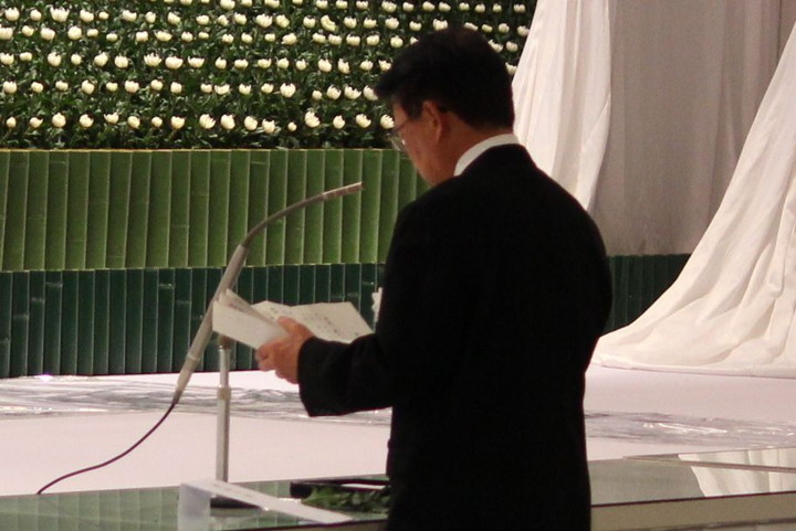 学生代表　献灯・献花