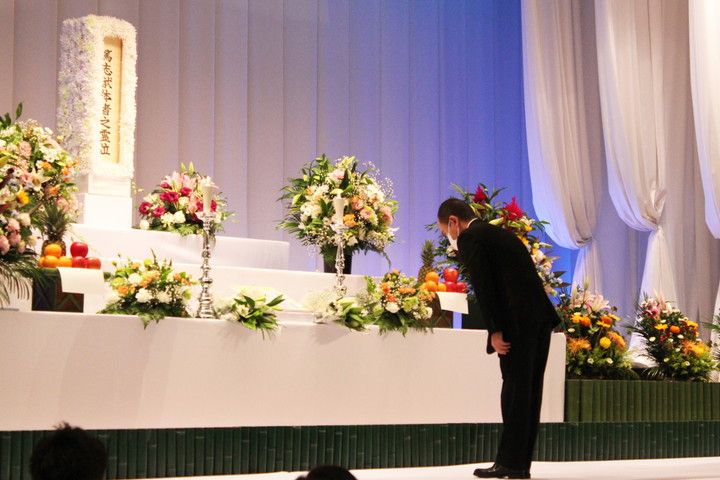 学生代表　献灯・献花