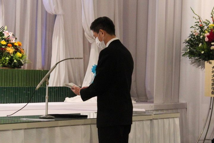 学生代表　献灯・献花