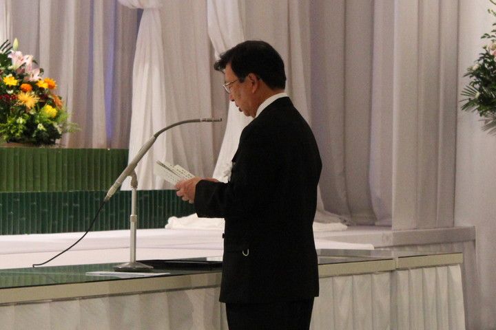 学生代表　献灯・献花