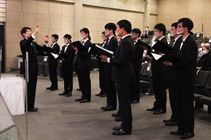 学生代表　献灯・献花