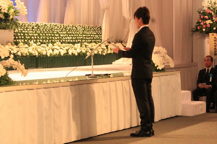 学生代表　献灯・献花