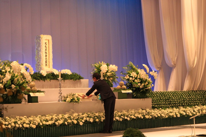 学生代表　献灯・献花