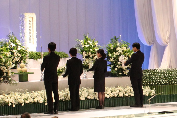 学生代表　献灯・献花