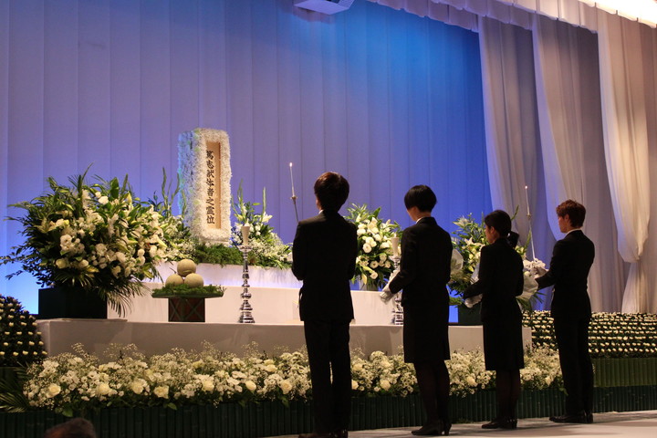 学生代表　献灯・献花