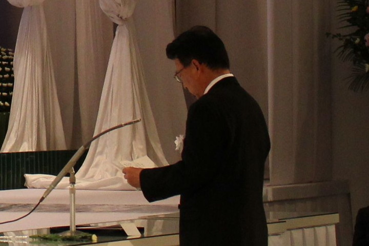 学生代表　献灯・献花